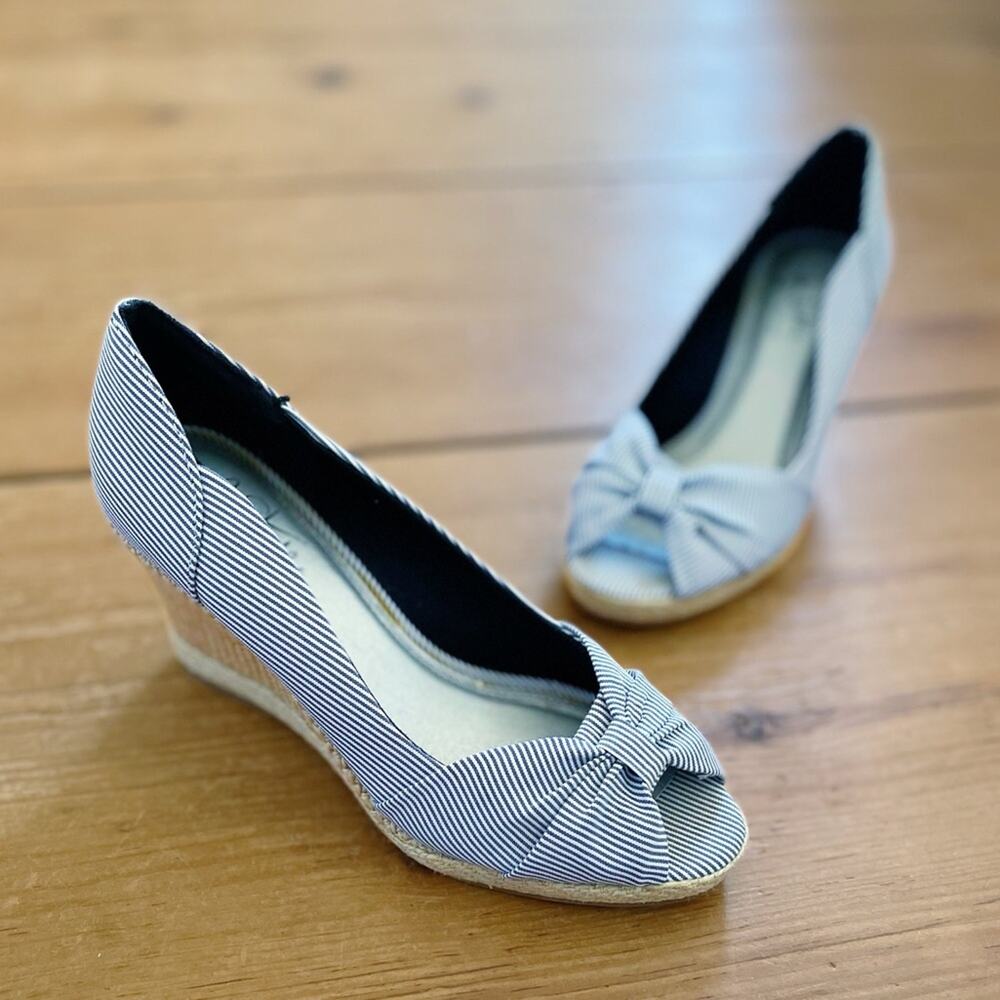 Life Stride Blue & White Striped Seersucker Wedges Size 5.5 EUC